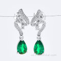 S925 Silver Colgando Pendientes de gota cultivados Emerald Stone